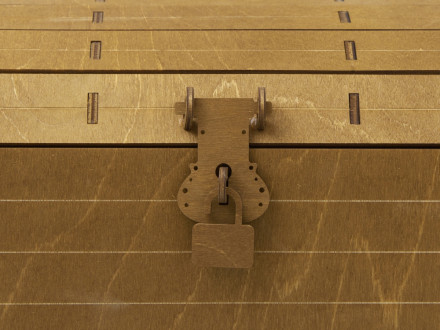 Подарочный набор: кукла фарфоровая, крем-мед, красный