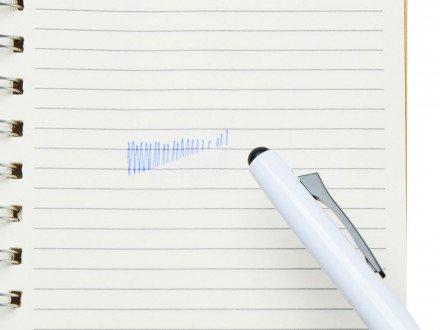 Пластиковая шариковая ручка пиши-стирай InkShift, белый корпус с черным