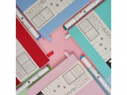 Скетчбук Sketch & Art в мягком переплете 145х145 мм, 100 л. бежевой бумаги 100 гр., голубой