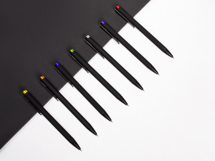 Ручка металлическая шариковая Taper Metal софт-тач с цветным зеркальным слоем, черный с серебристым