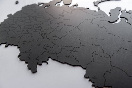 Деревянная карта России с названиями городов, черная