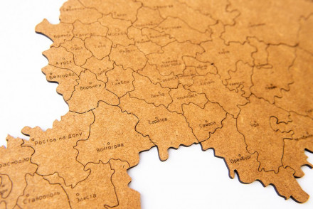 Деревянная карта России с названиями городов, коричневая