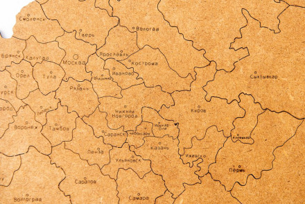 Деревянная карта России с названиями городов, коричневая