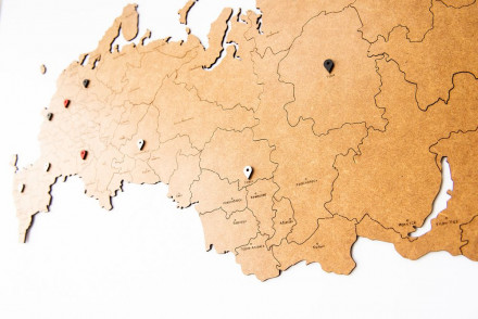 Деревянная карта России с названиями городов, коричневая