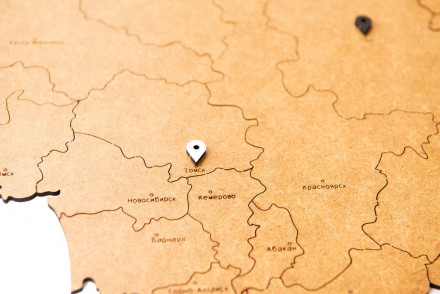 Деревянная карта России с названиями городов, коричневая