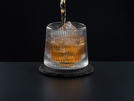 Вращающийся бокал для виски на сланцевом костере Ventura