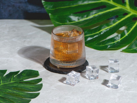 Вращающийся бокал для виски на сланцевом костере Ventura