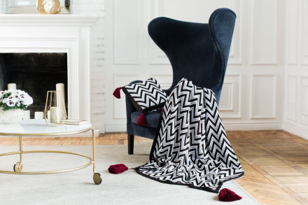 Подушка Levin, черно-белая с красными кистями