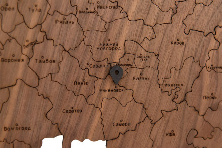 Деревянная карта России с названиями городов, орех