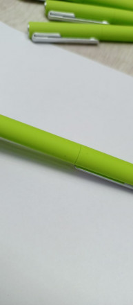 Ручка шариковая пластиковая Bon с покрытием soft touch, зеленое яблоко (Р)