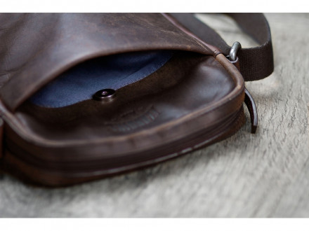 Сумка через плечо KLONDIKE DIGGER Jake, натуральная кожа в темно-коричневом цвете, 26 x 22 x 7 см