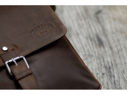 Сумка через плечо KLONDIKE DIGGER Erin, натуральная кожа в темно-коричневом цвете, 32 x 28 x 8 см