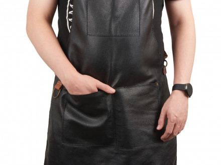 Фартук из натуральной кожи флотер  Материал: натуральная кожа КРС, цвет фартука: черный, цвет ремней: светлый бук, фурнитура из металлического сплава ЦАМ, цвет фурнитуры: антик, размер универсальный