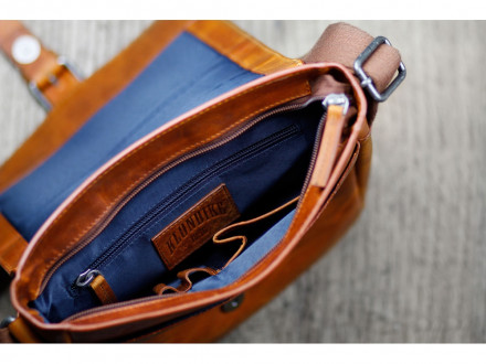 Сумка через плечо KLONDIKE DIGGER Erin, натуральная кожа цвета коньяк, 32 x 28 x 8 см