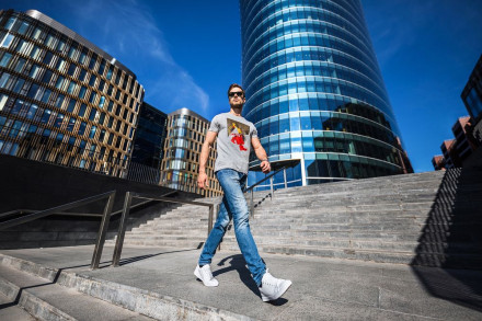 Футболка «На шаг впереди», серый меланж