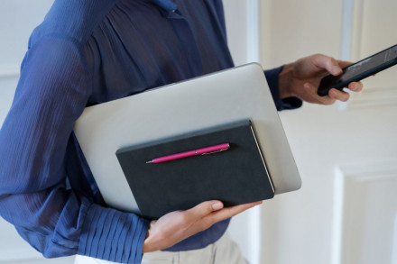 Блокнот Magnet Chrome с ручкой, черно-розовый