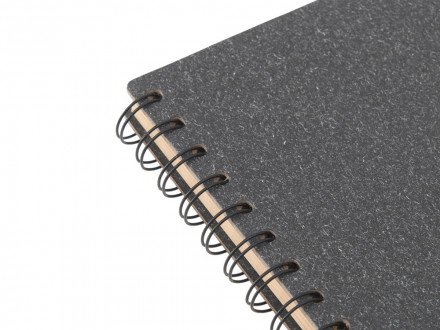 Блокнот на спирали в картонной обложке с переработанной бумагой Mania, черный
