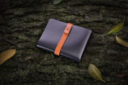 Автобумажник Leaf Explorer, черный с коричневым хлястиком